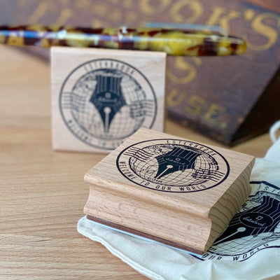 EsterBrook - Sello de Madera y Soporte de Bolis - PassportStamp & PenHolder