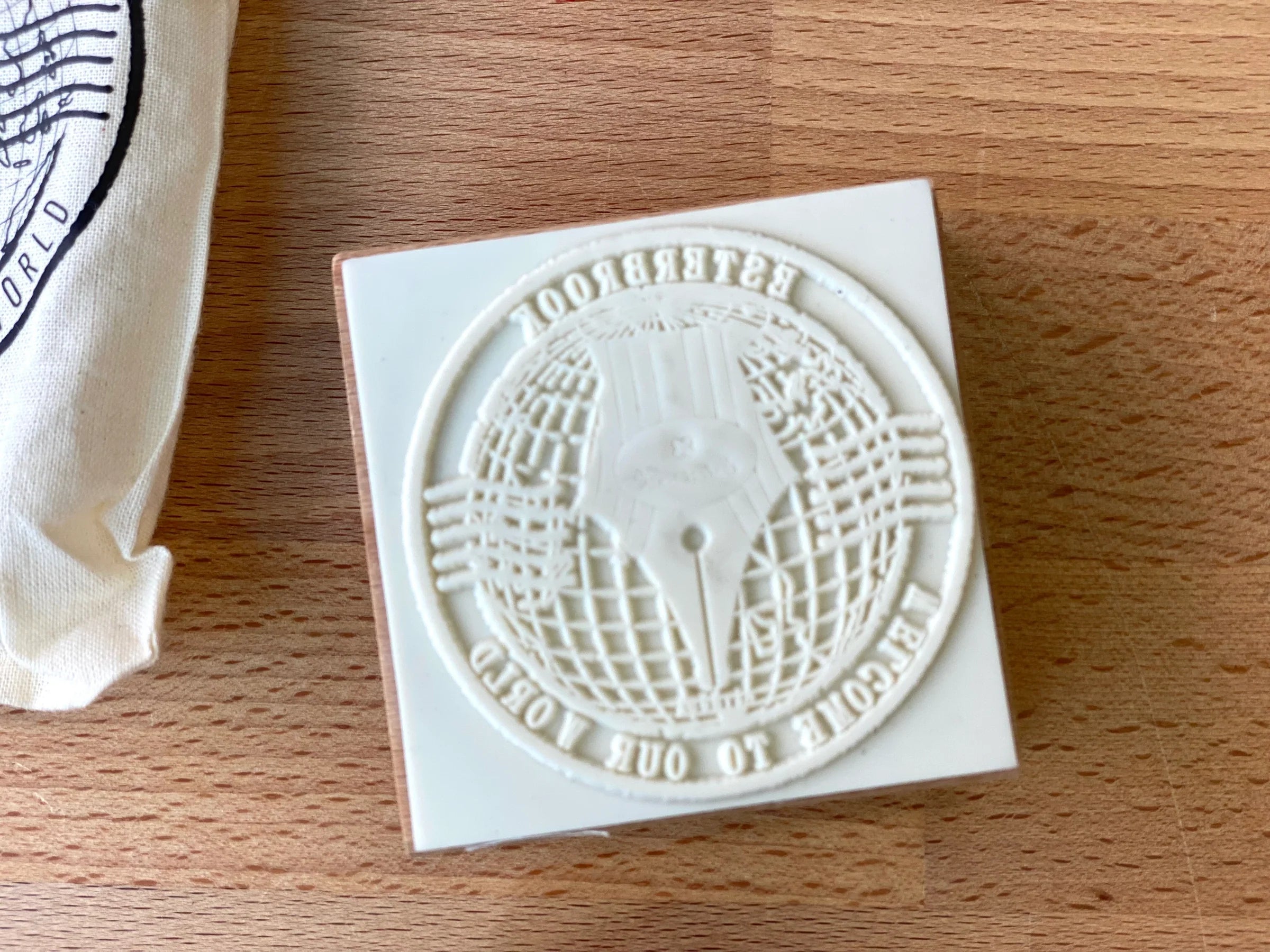 EsterBrook - Sello de Madera y Soporte de Bolis - PassportStamp & PenHolder