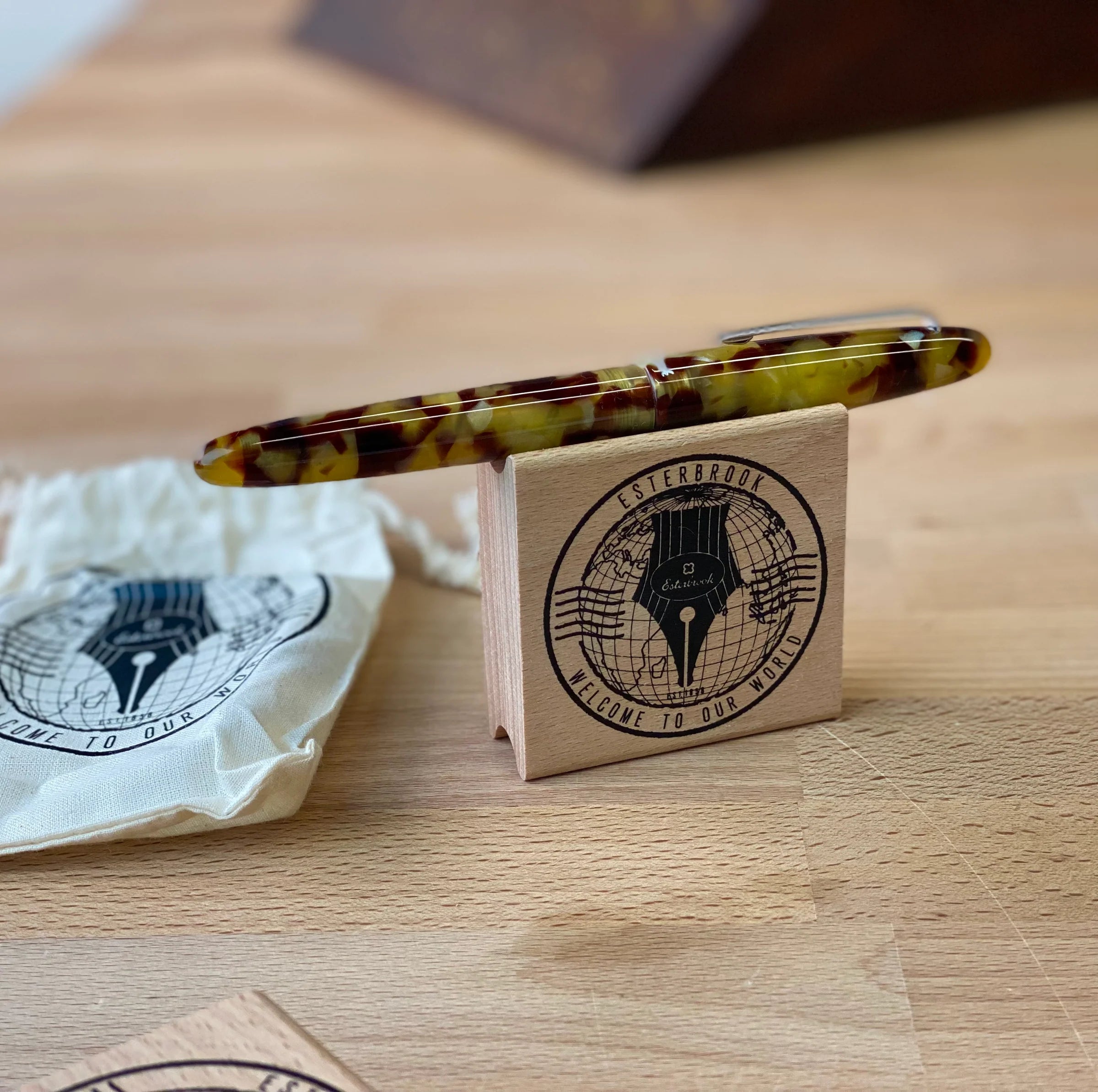 EsterBrook - Sello de Madera y Soporte de Bolis - PassportStamp & PenHolder