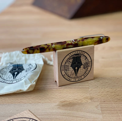 EsterBrook - Sello de Madera y Soporte de Bolis - PassportStamp & PenHolder