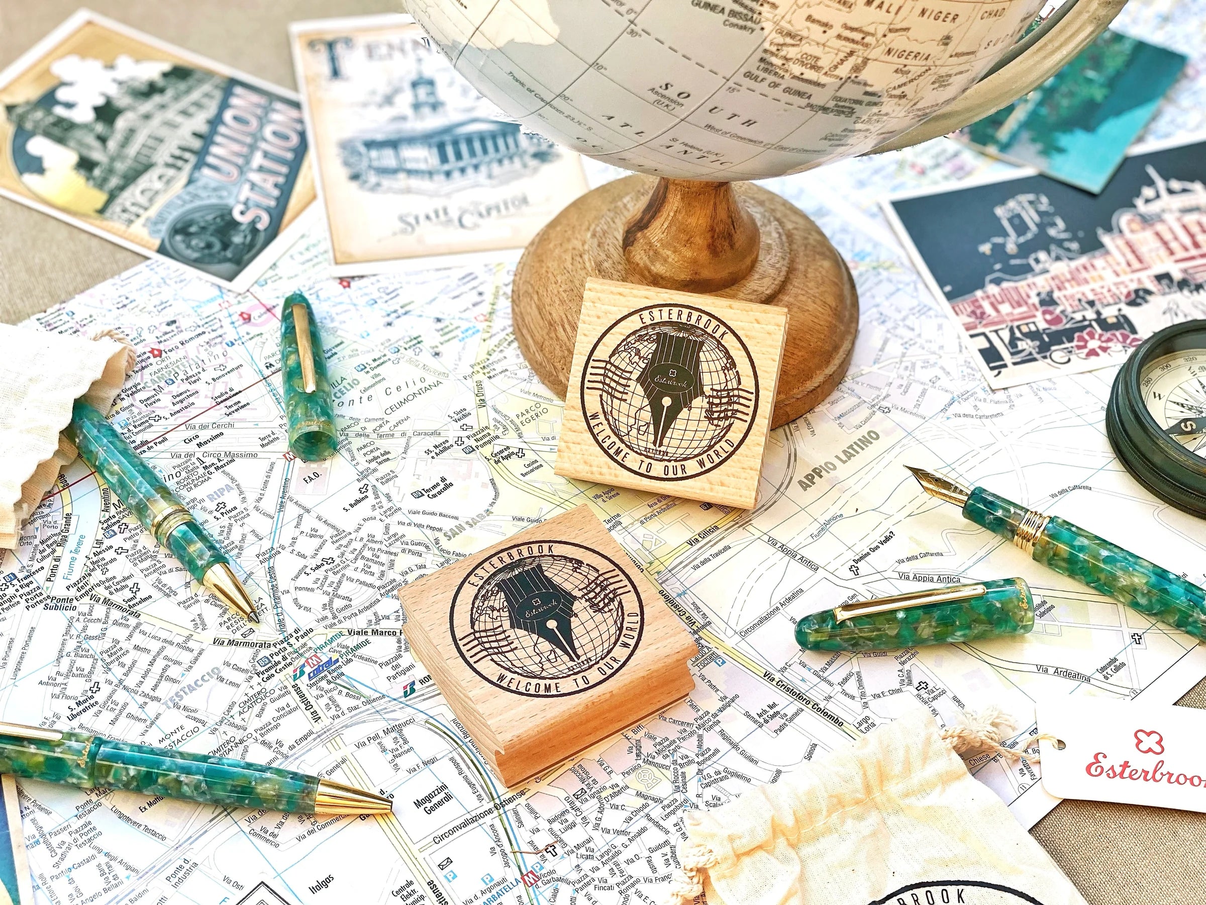 EsterBrook - Sello de Madera y Soporte de Bolis - PassportStamp & PenHolder