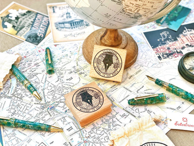 EsterBrook - Sello de Madera y Soporte de Bolis - PassportStamp & PenHolder